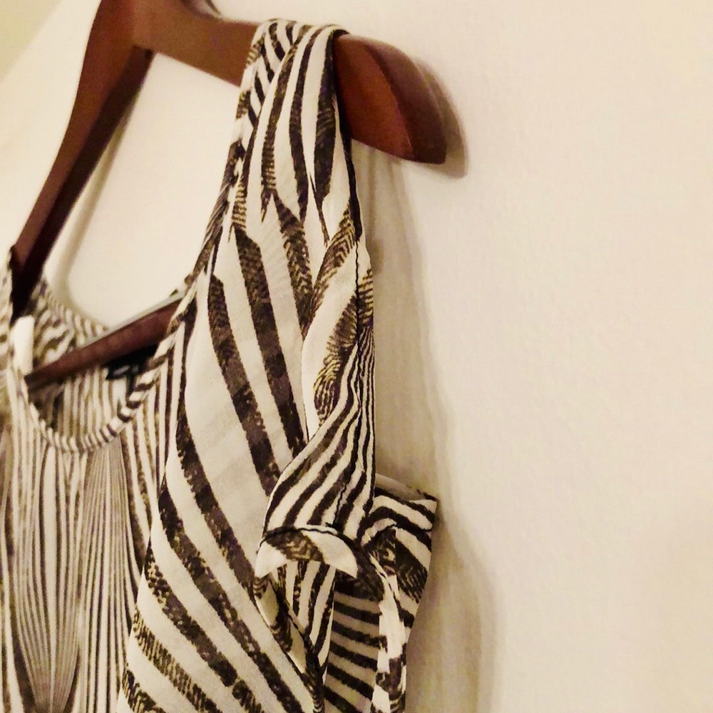 BCBGMaxAzria XS, black & white, cold shoulder top